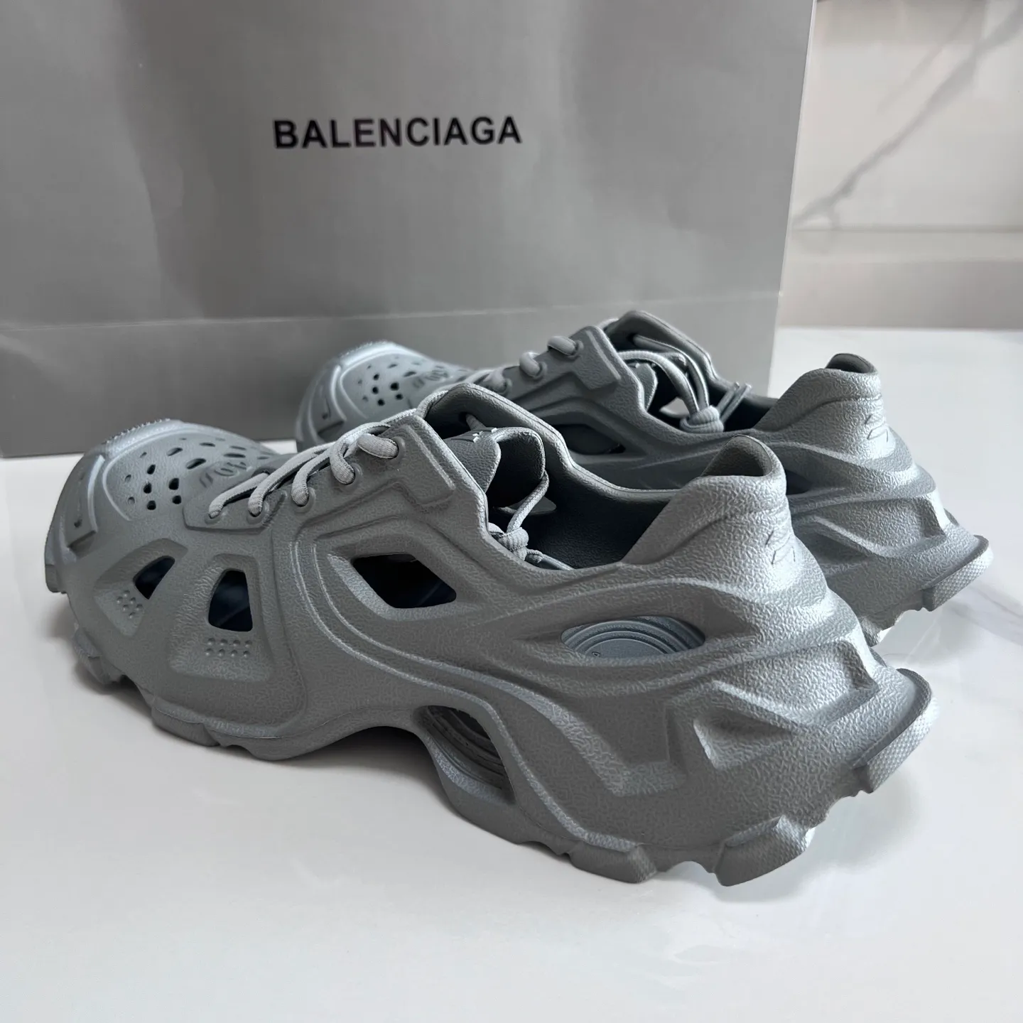 👟👟Ex-factory price 380👟👟 Balenciaga must-have beach shoes for summer: Men's and women's shoes are made of ultra-light 95% (injection molding) EVA plastic, 5% foam plastic foam cushioning material #Ultra-lightweight one-piece foam shoe mold ❗ New summer product, French high-end luxury brand - Balenciaga BALENCIAGA 3XL Rubber Low Top Sneakers 3XL version series summer beach wading versatile trendy lace-up casual sports hole sandals. Size: 35-46